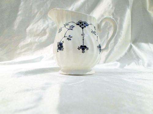 Myott Finlandia porcelain Milk Jug - quite nice - Bid now !!